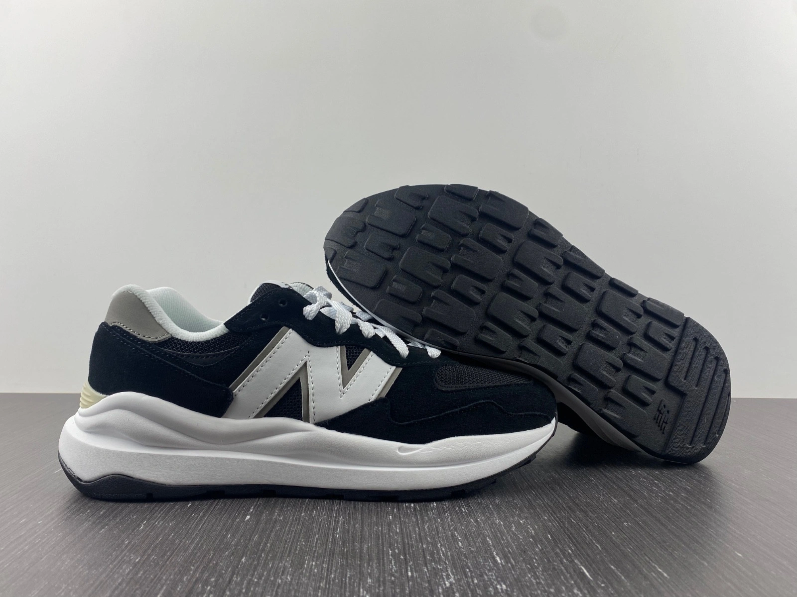New Balance 57 40 Team Black - M5740CB