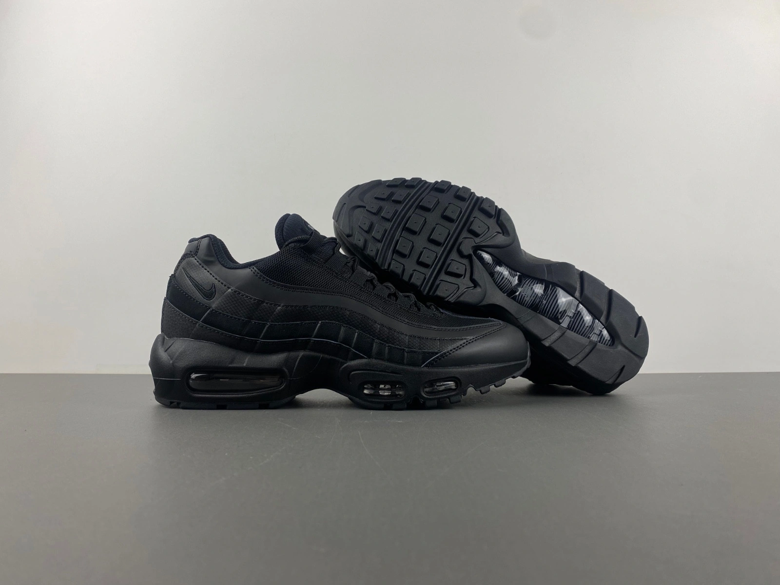 Nike Air Max 95 Essential Triple Black  CI3705-001