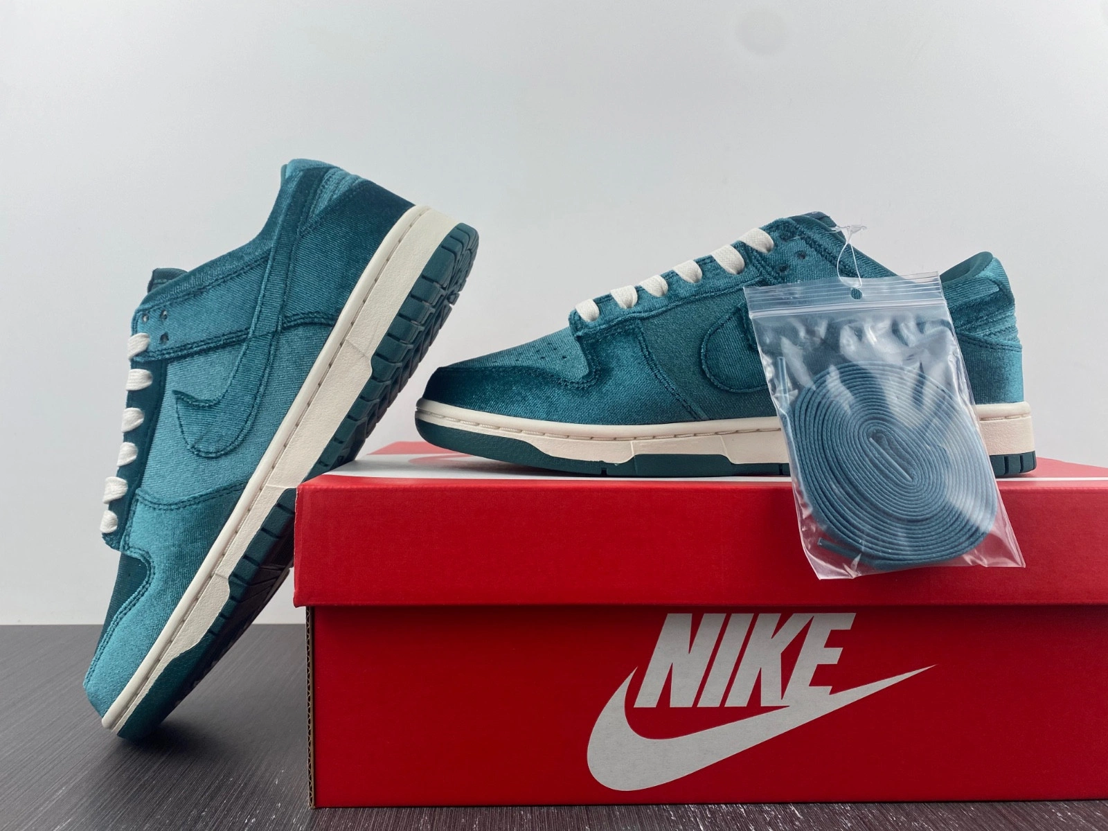Nike Dunk Low Green Velvet (W) - DZ5224-300