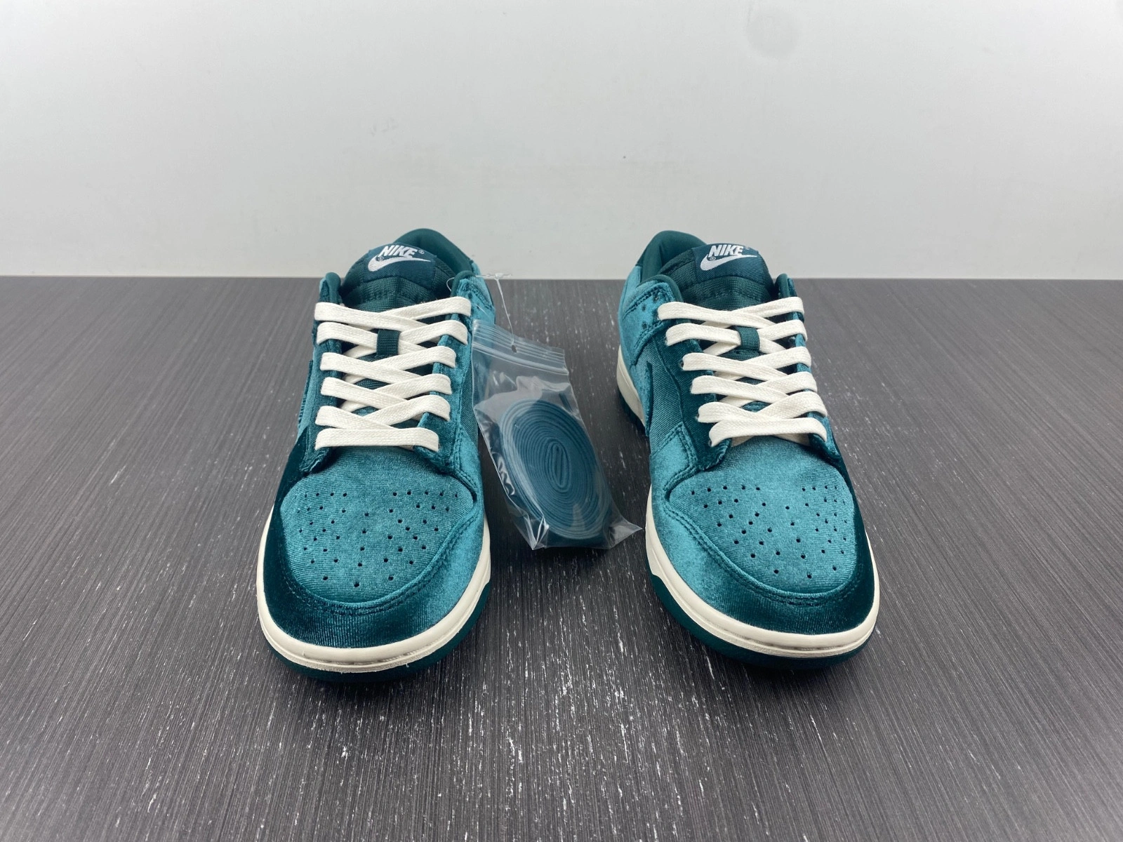 Nike Dunk Low Green Velvet (W) - DZ5224-300