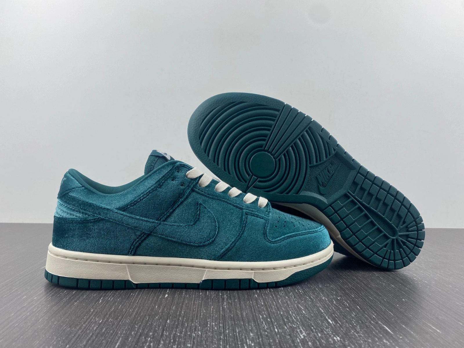 Nike Dunk Low Green Velvet (W) - DZ5224-300