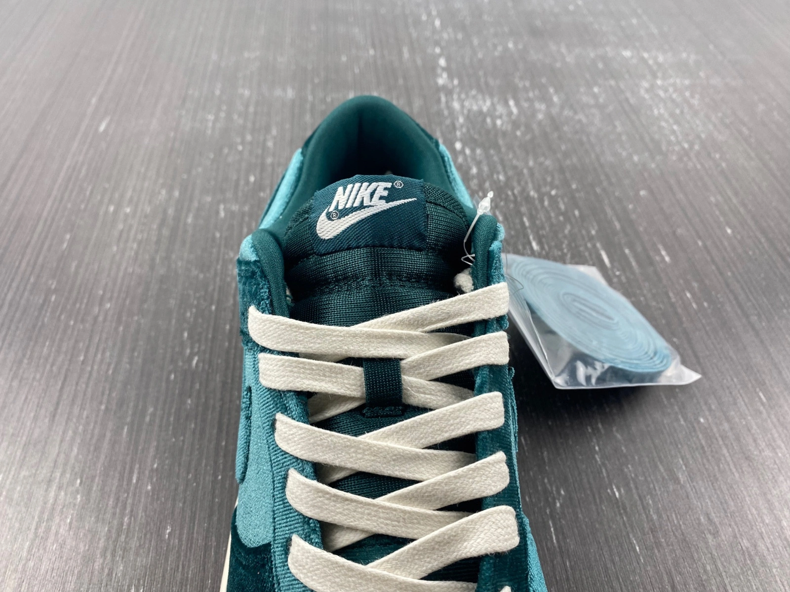 Nike Dunk Low Green Velvet (W) - DZ5224-300