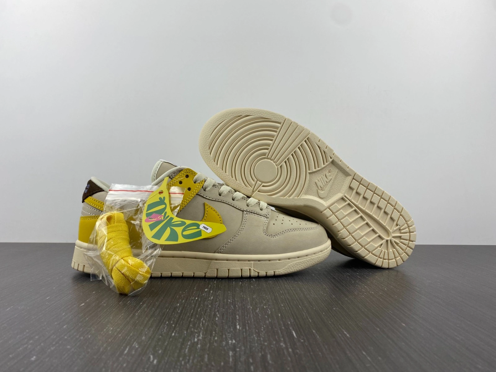 Nike Dunk Low LX Banana (W) - DR5487-100