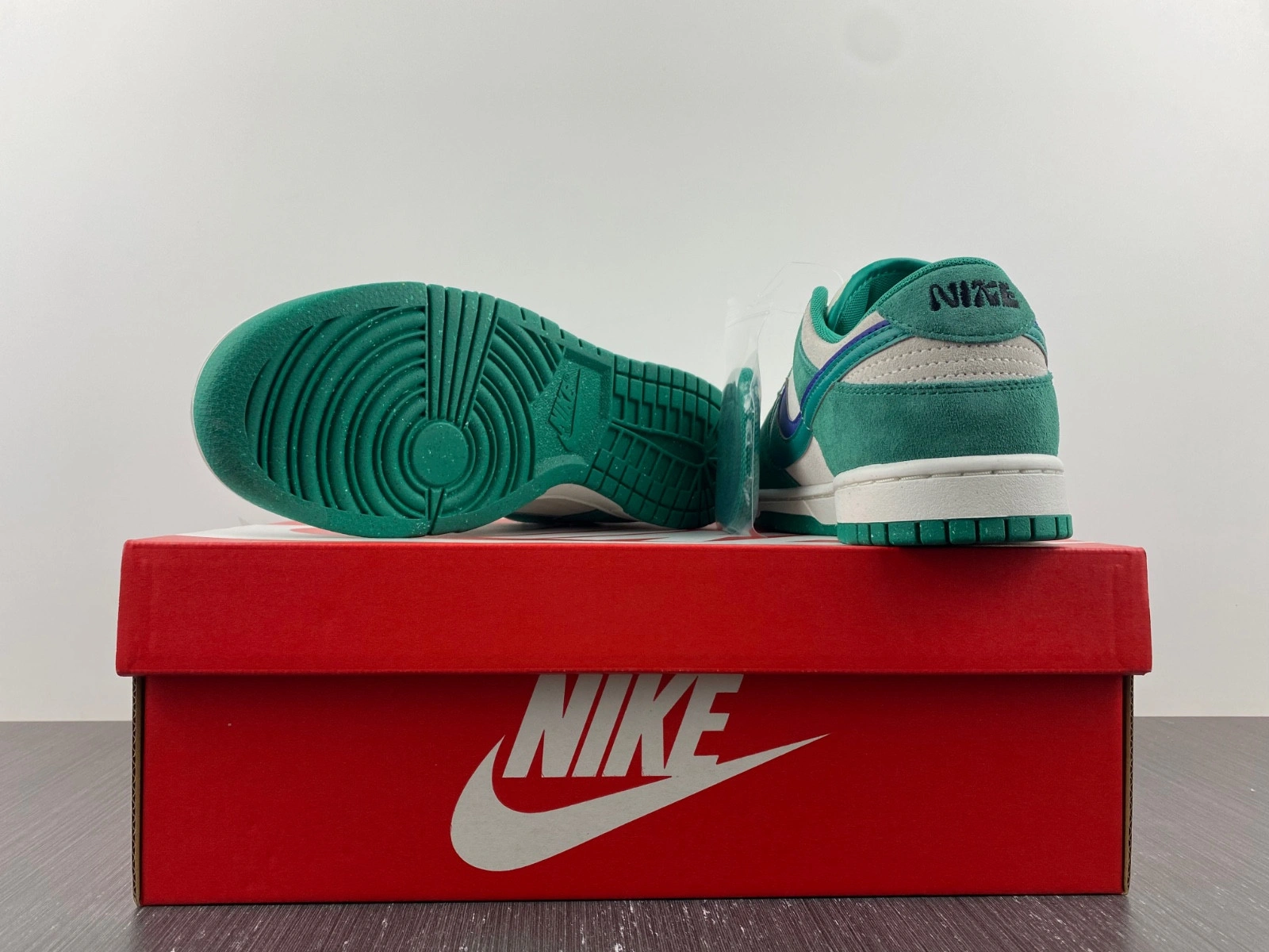 Nike Dunk Low SE 85 Neptune Green (W)   DO9457-101