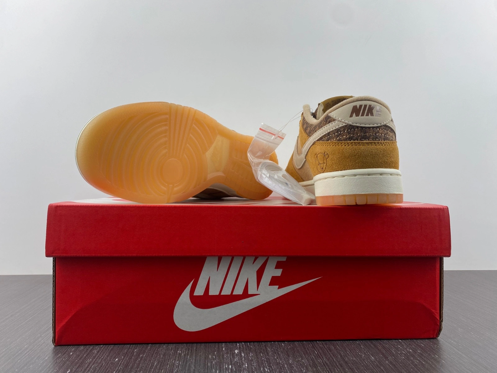 Nike Dunk Low SE Teddy Bear Parline  DZ5350-288