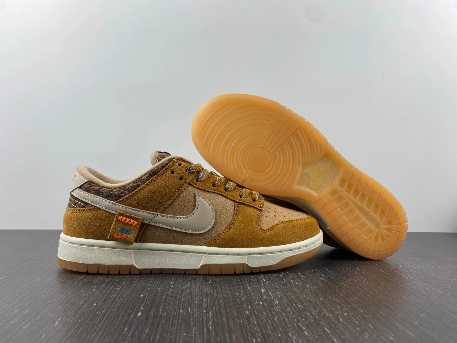 Nike Dunk Low SE Teddy Bear Parline  DZ5350-288
