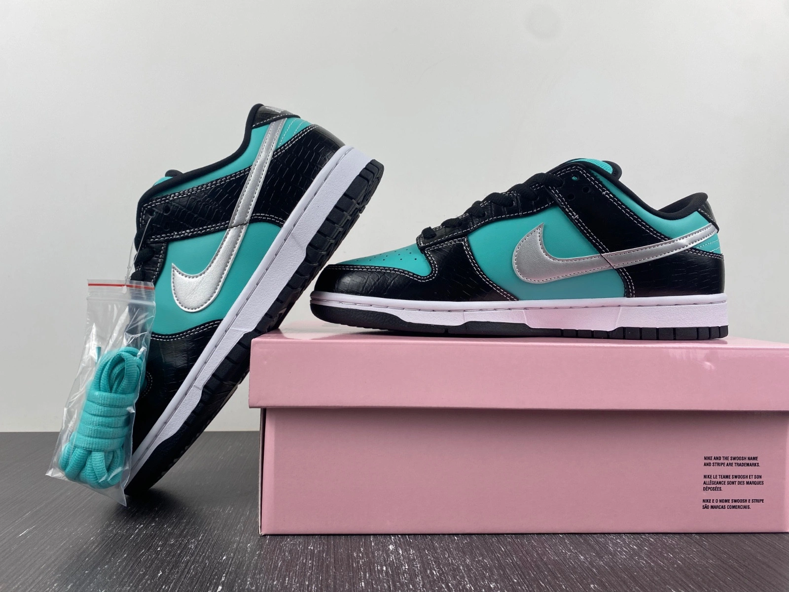 Nike Dunk SB Low Diamond Supply Co. 
