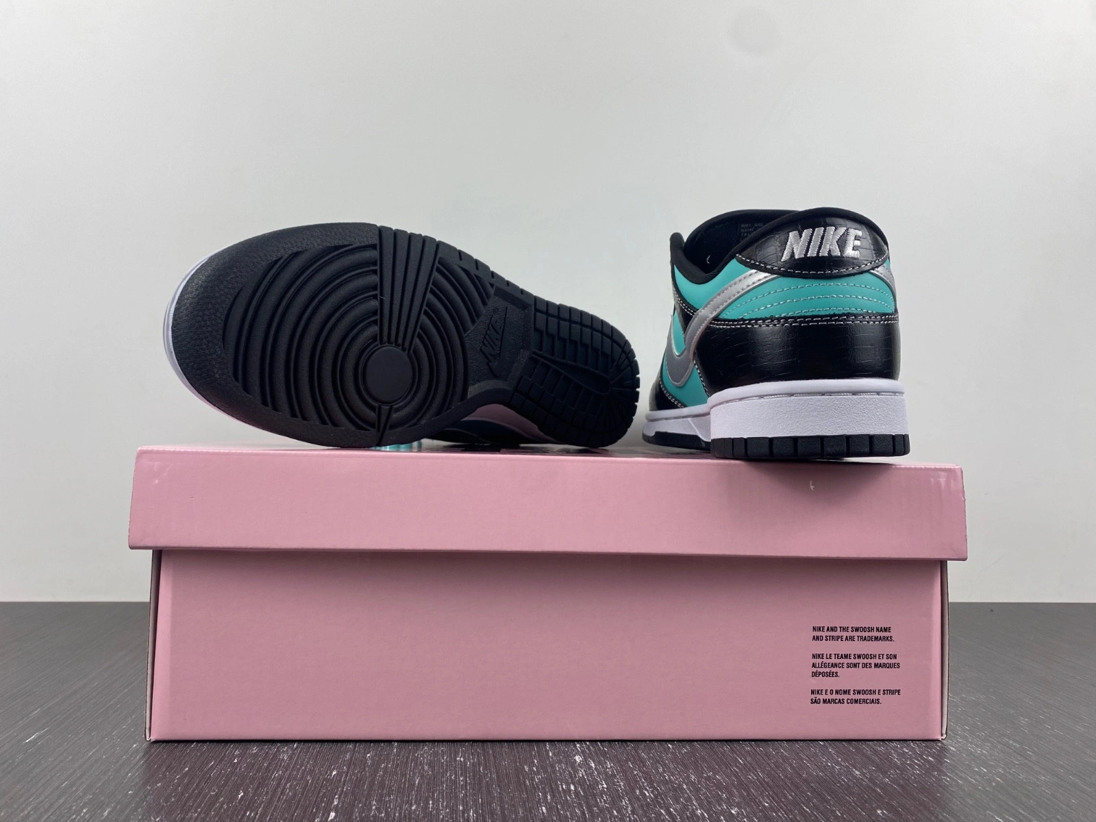 Nike Dunk SB Low Diamond Supply Co. 