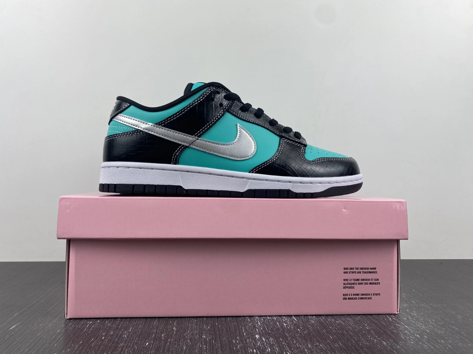 Nike Dunk SB Low Diamond Supply Co. 