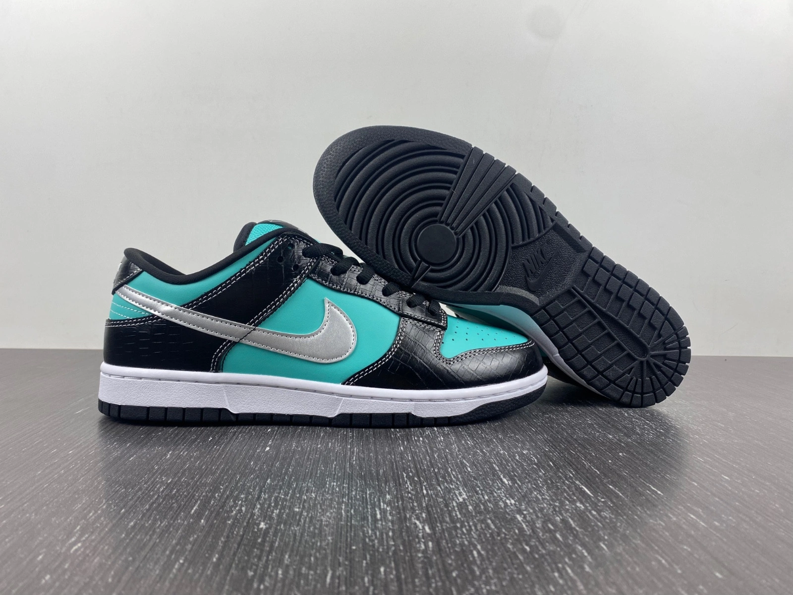 Nike Dunk SB Low Diamond Supply Co. 