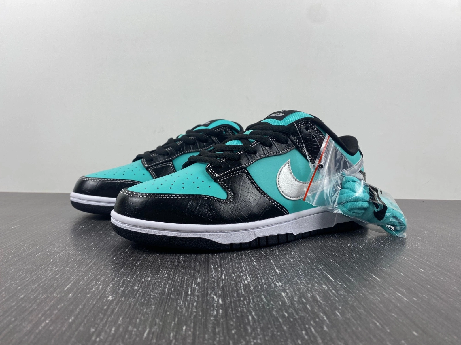 Nike Dunk SB Low Diamond Supply Co. "Tiffany"  304292-402