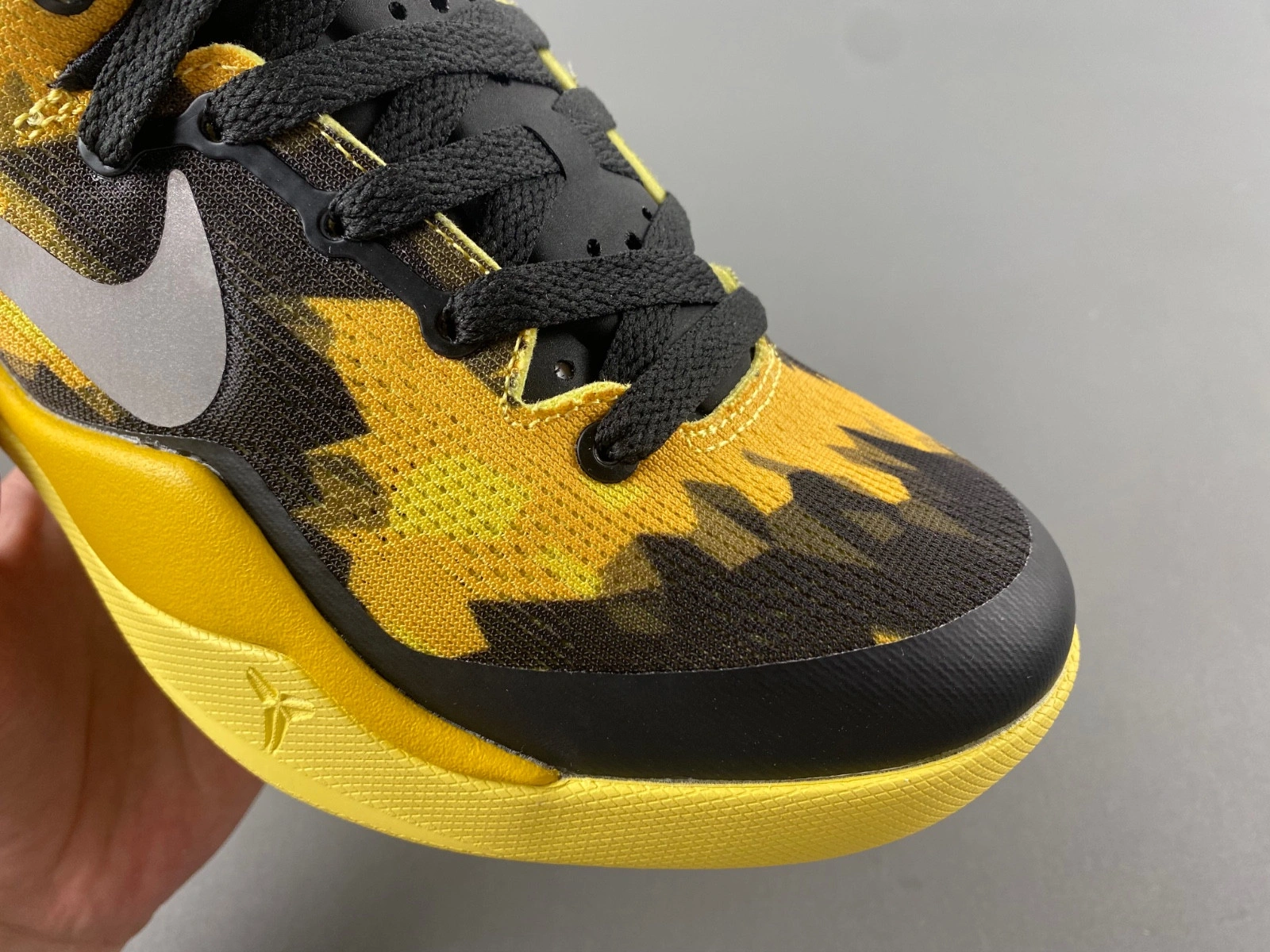 Nike Kobe 8 XDR 'Black Yellow' 555286-077