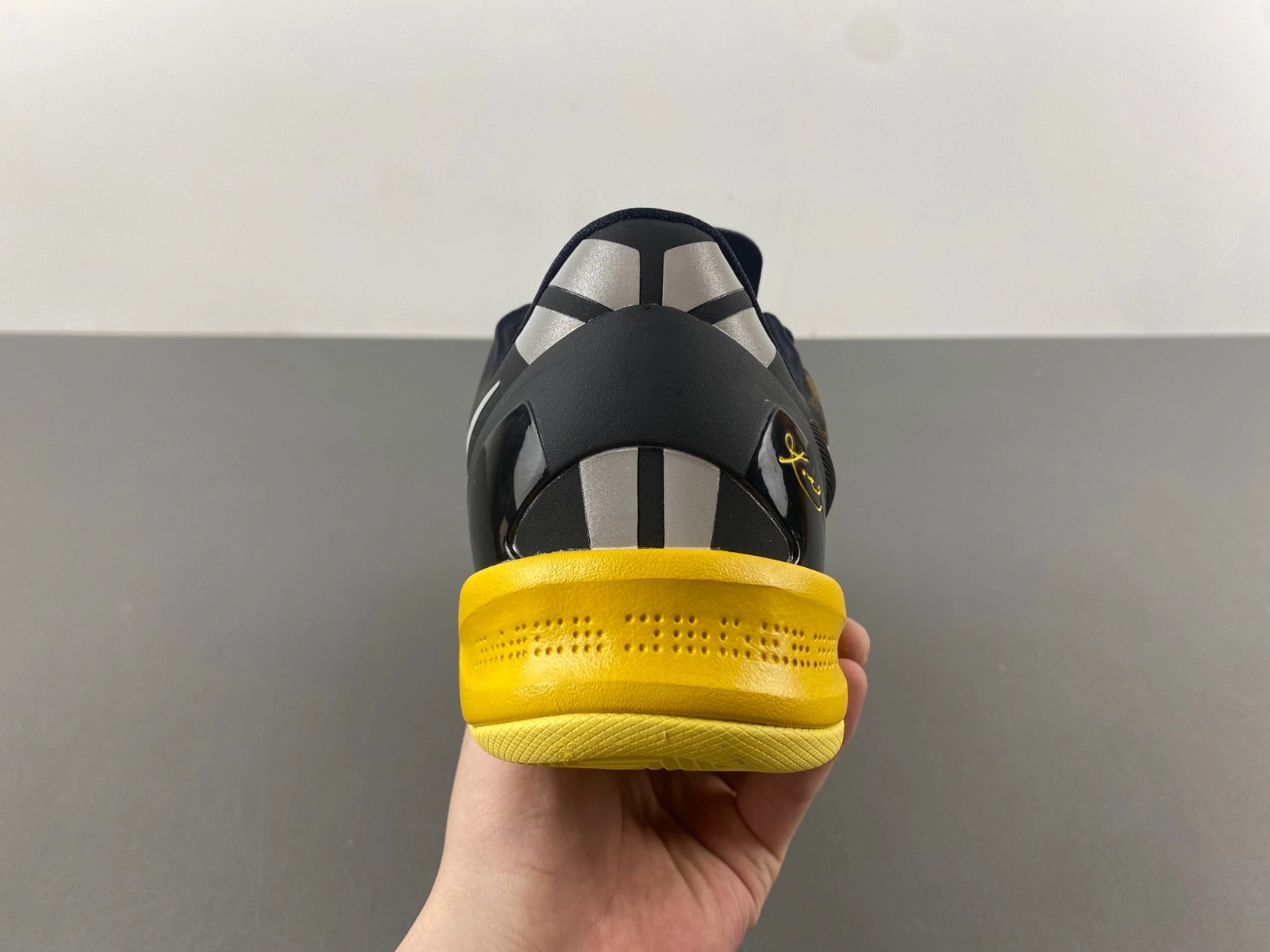 Nike Kobe 8 XDR 'Black Yellow' 555286-077