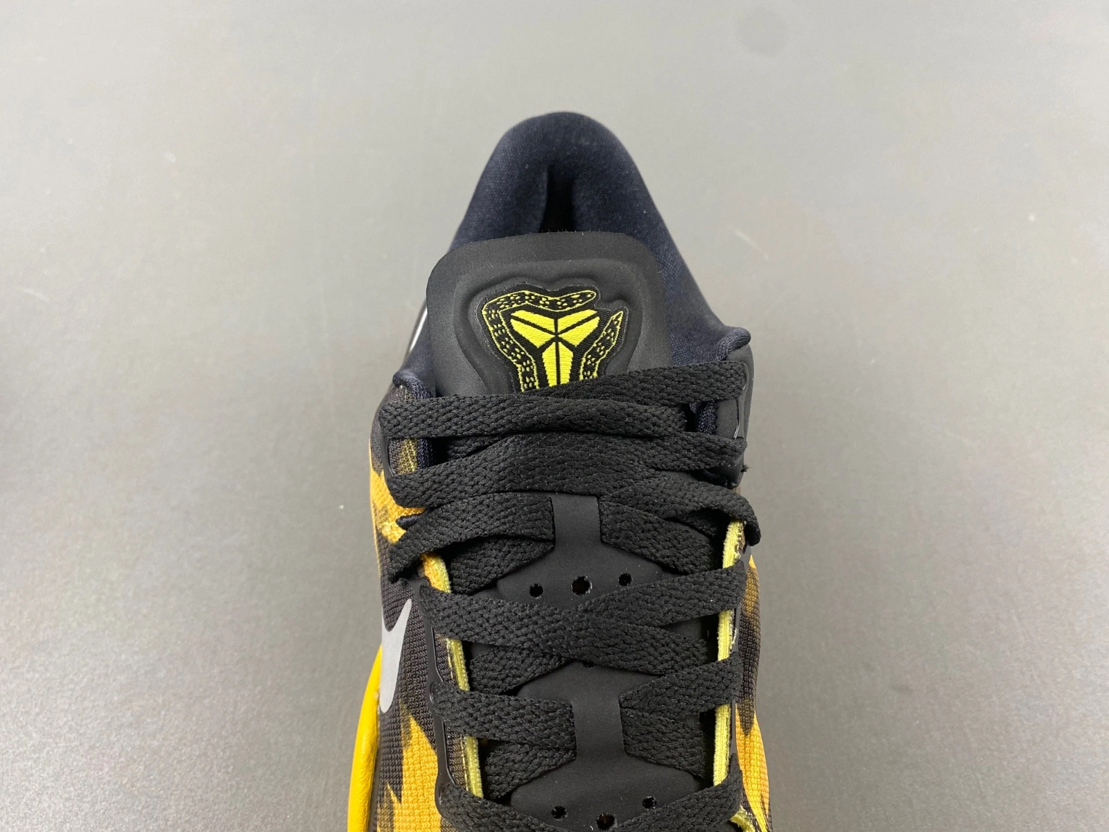 Nike Kobe 8 XDR 'Black Yellow' 555286-077