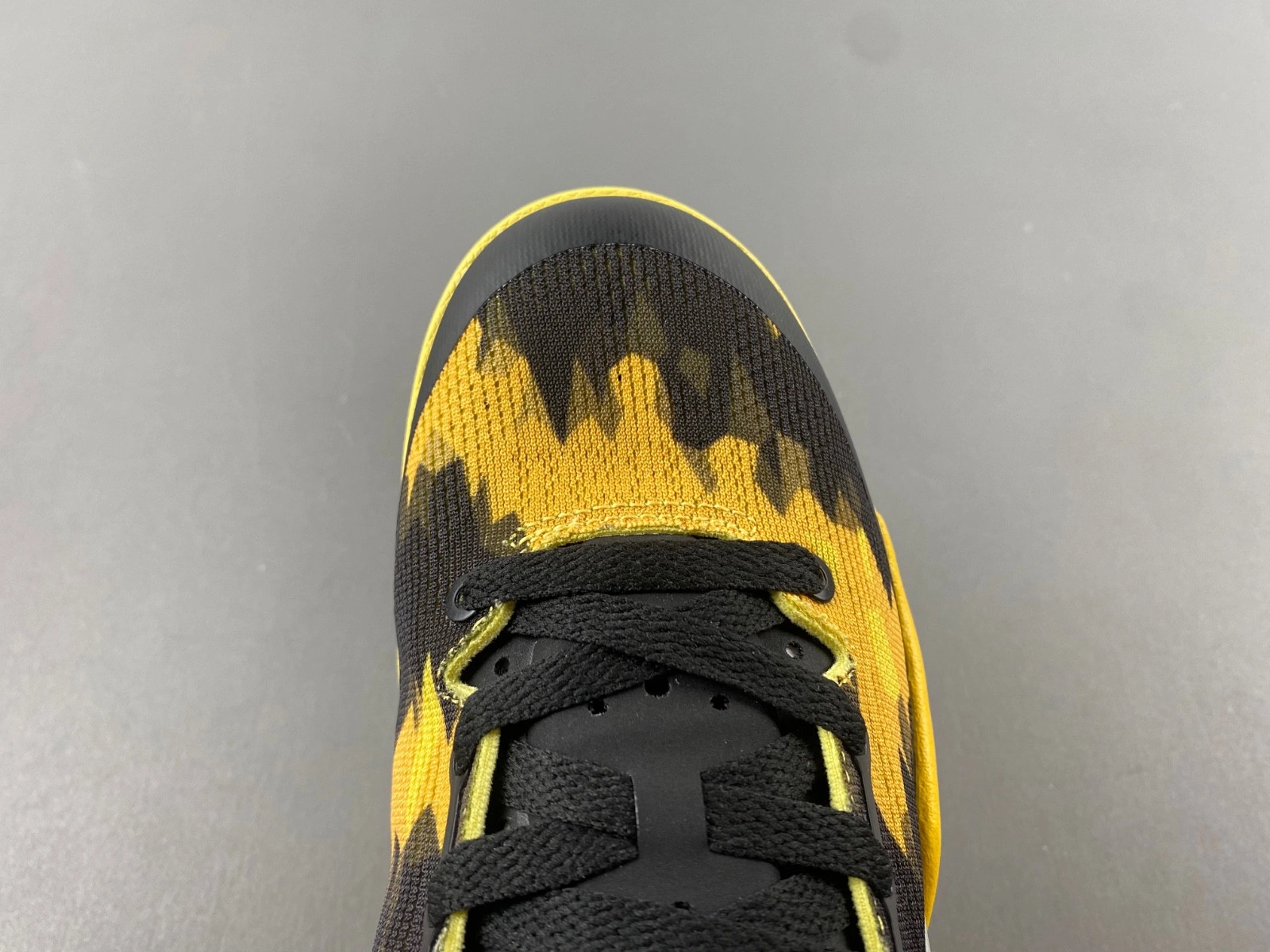 Nike Kobe 8 XDR 'Black Yellow' 555286-077