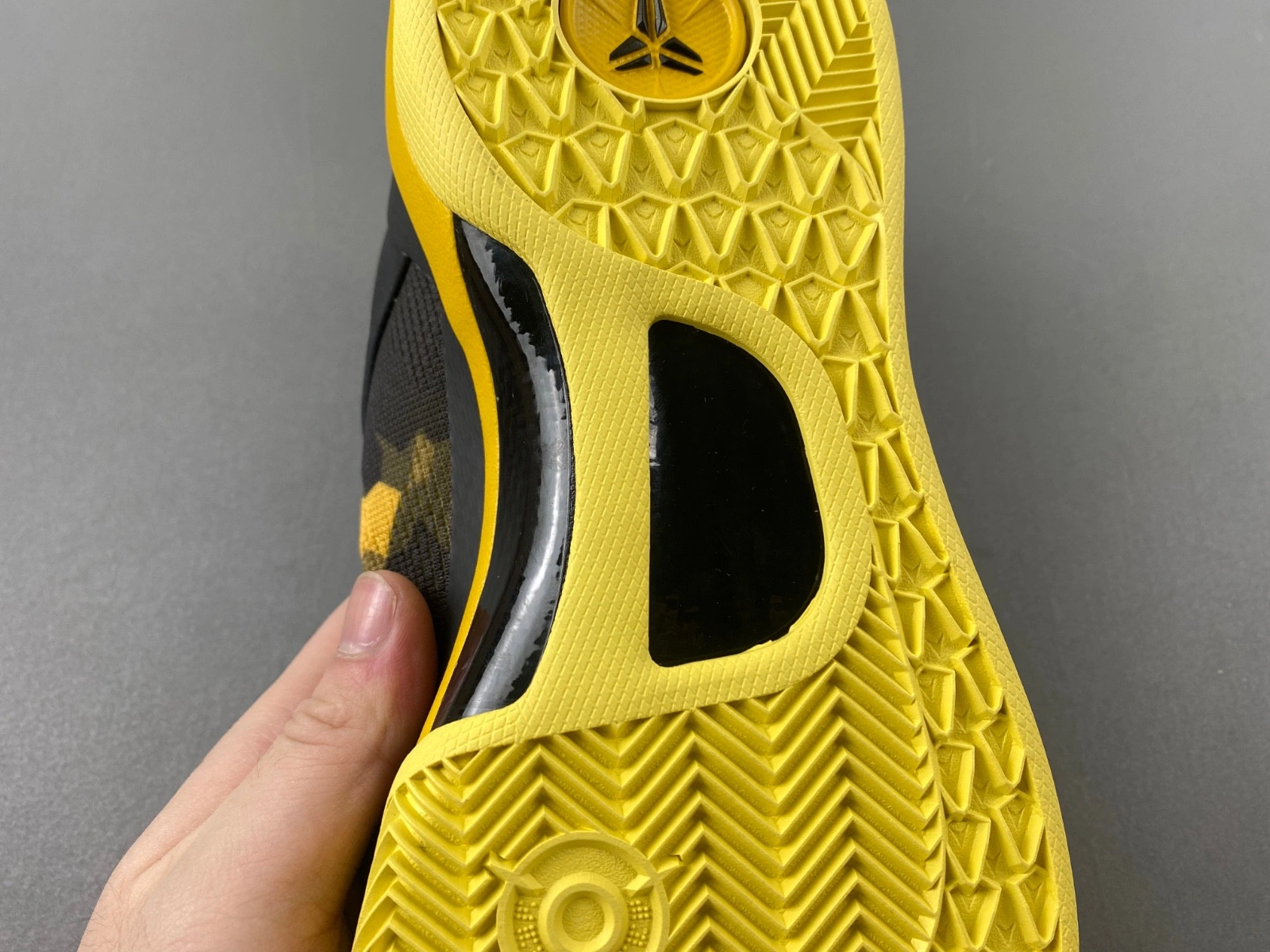 Nike Kobe 8 XDR 'Black Yellow' 555286-077