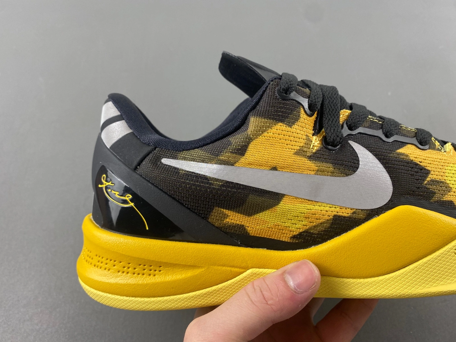 Nike Kobe 8 XDR 'Black Yellow' 555286-077