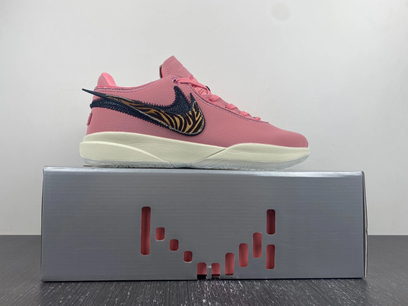 Nike LeBron 20 South Beast  DQ3827-900