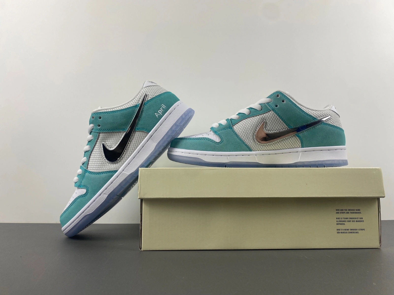 Nike SB Dunk Low April Skateboards Men's   FD2562-400