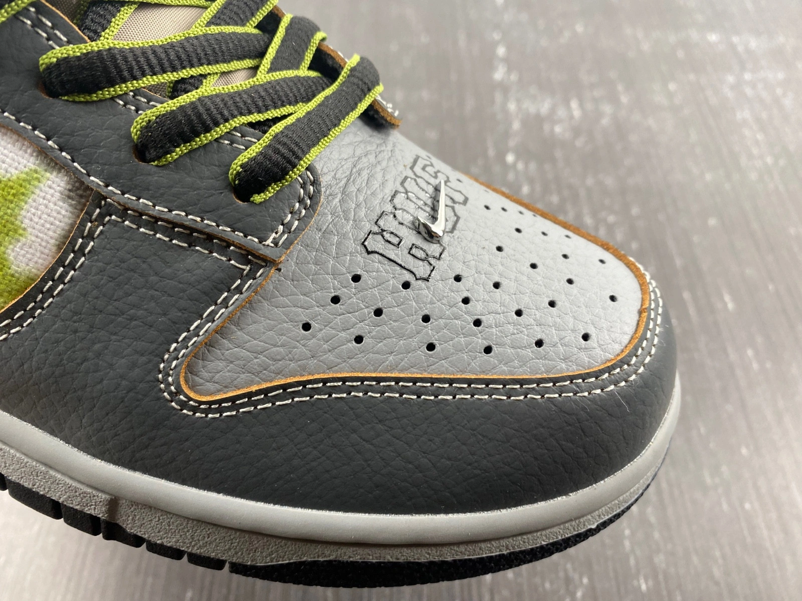 Nike SB Dunk Low HUF Wait, What!? (Friends and Family) FD8775-002