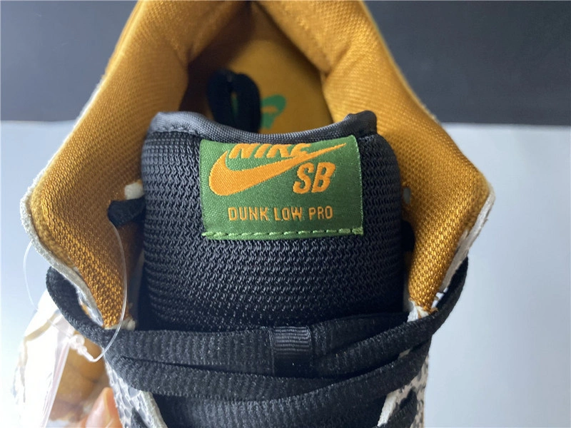 Nike SB Dunk Low “Safari”    CD2563-002