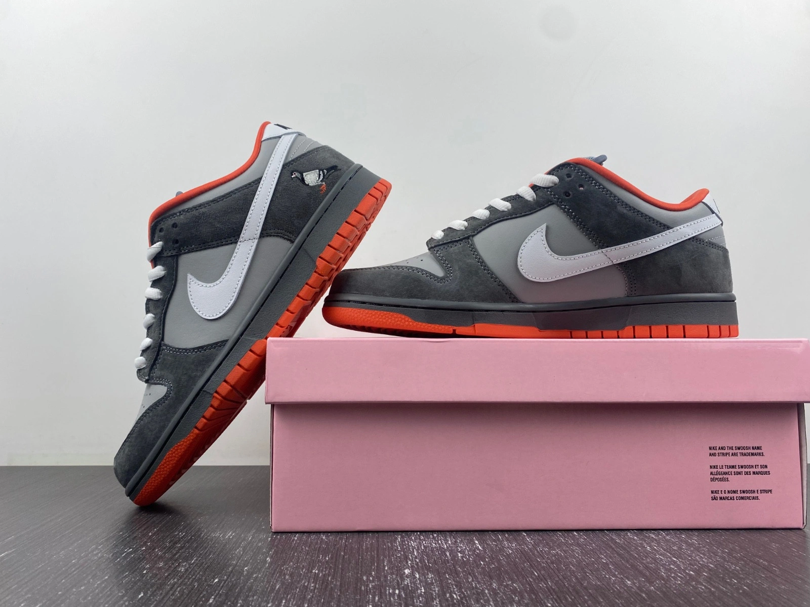 Nike SB Dunk Low Staple NYC Pigeon  304292-011
