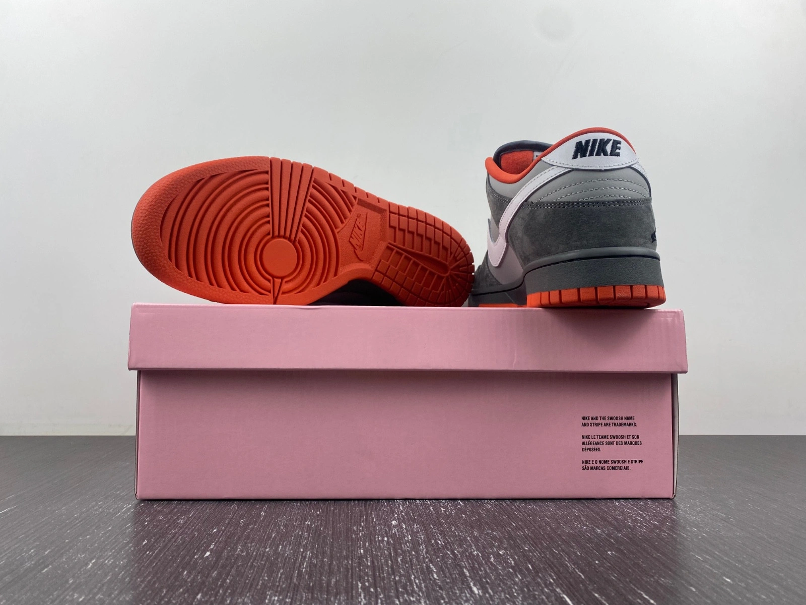 Nike SB Dunk Low Staple NYC Pigeon  304292-011