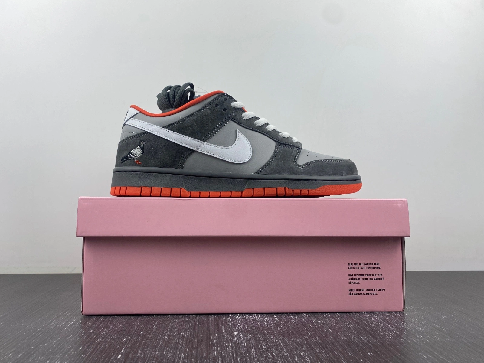 Nike SB Dunk Low Staple NYC Pigeon  304292-011