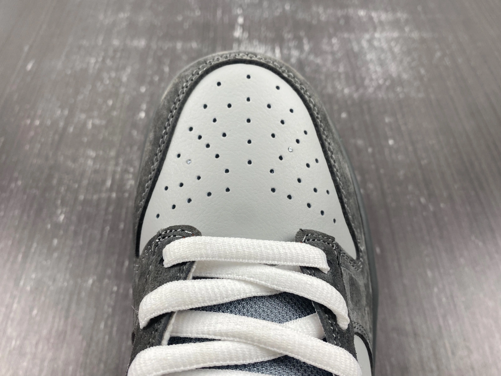 Nike SB Dunk Low Staple NYC Pigeon  304292-011