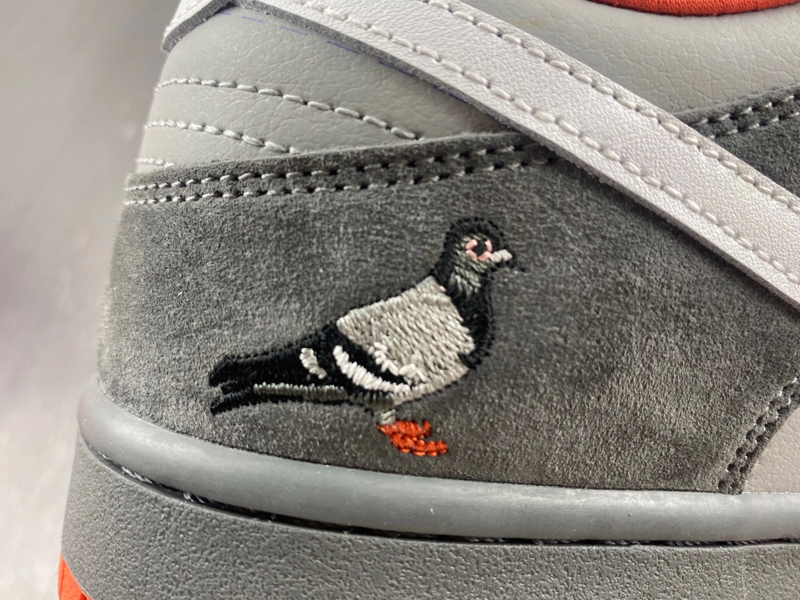 Nike SB Dunk Low Staple NYC Pigeon  304292-011