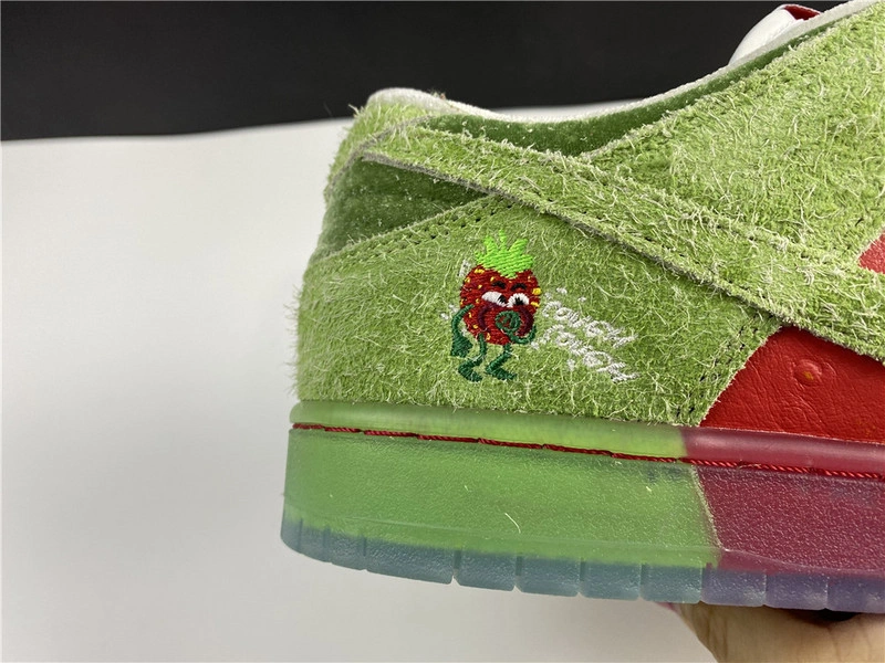 Nike SB Dunk Low “Strawberry Cough   CW7093-601