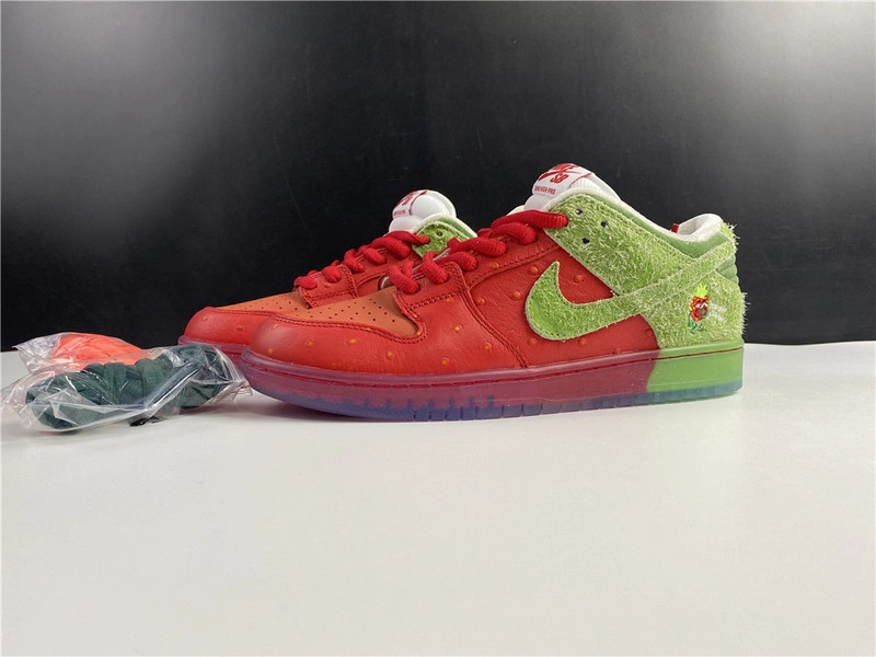 Nike SB Dunk Low “Strawberry Cough   CW7093-601