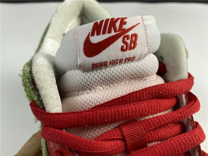 Nike SB Dunk Low “Strawberry Cough   CW7093-601