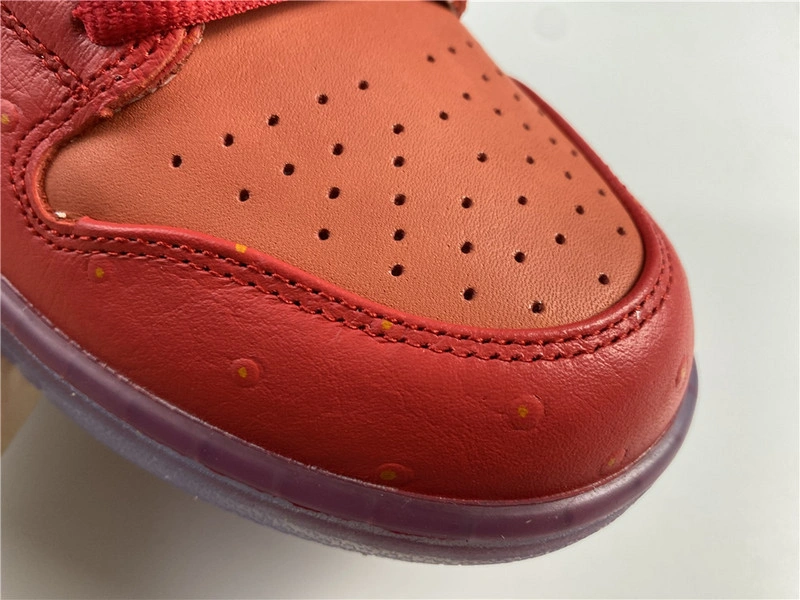 Nike SB Dunk Low “Strawberry Cough   CW7093-601
