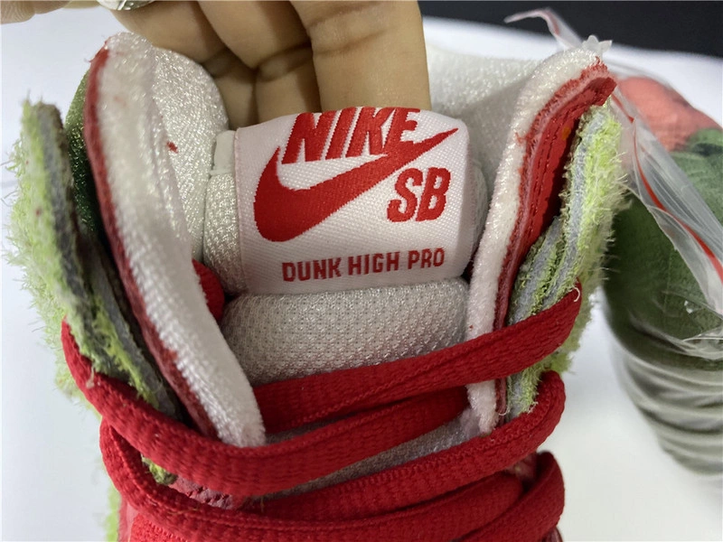 Nike SB Dunk Low “Strawberry Cough   CW7093-601