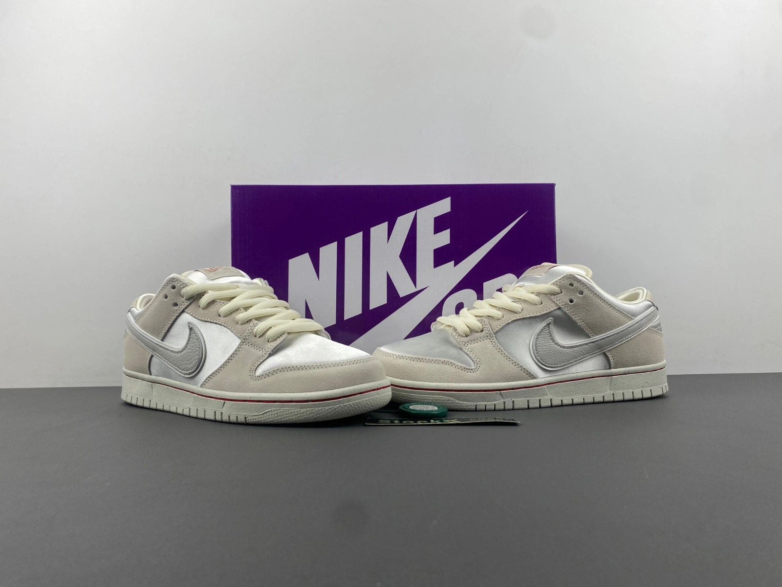 Nike SB Dunk Low Valentine's Day FZ5654-100