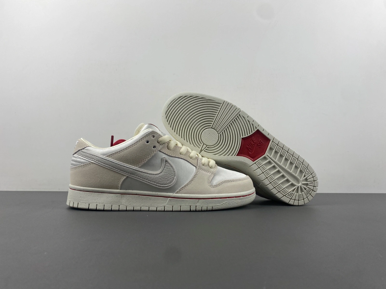 Nike SB Dunk Low Valentine's Day FZ5654-100