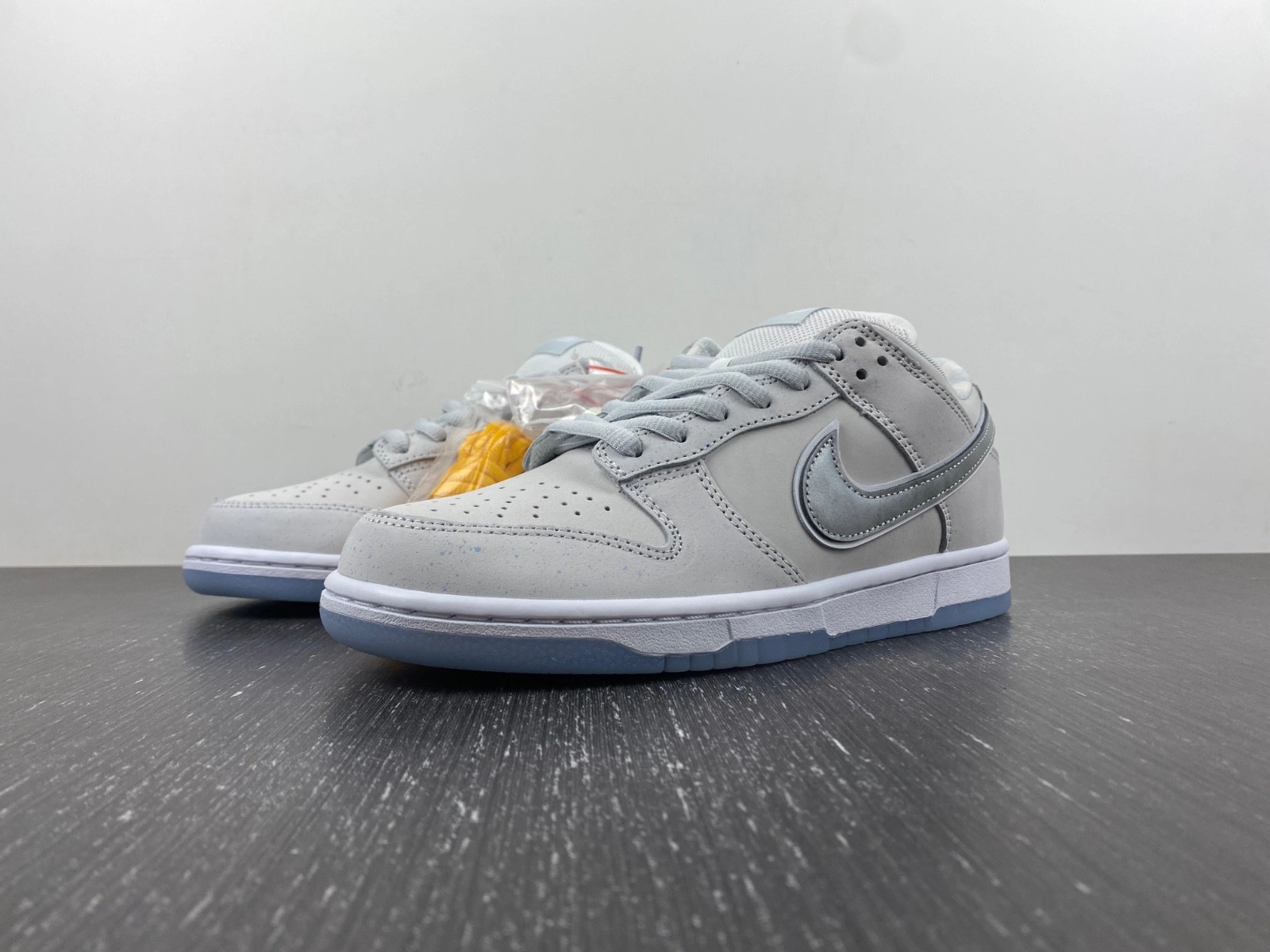 Nike SB Dunk Low White Lobster (Friends and Family)  FD8776-100