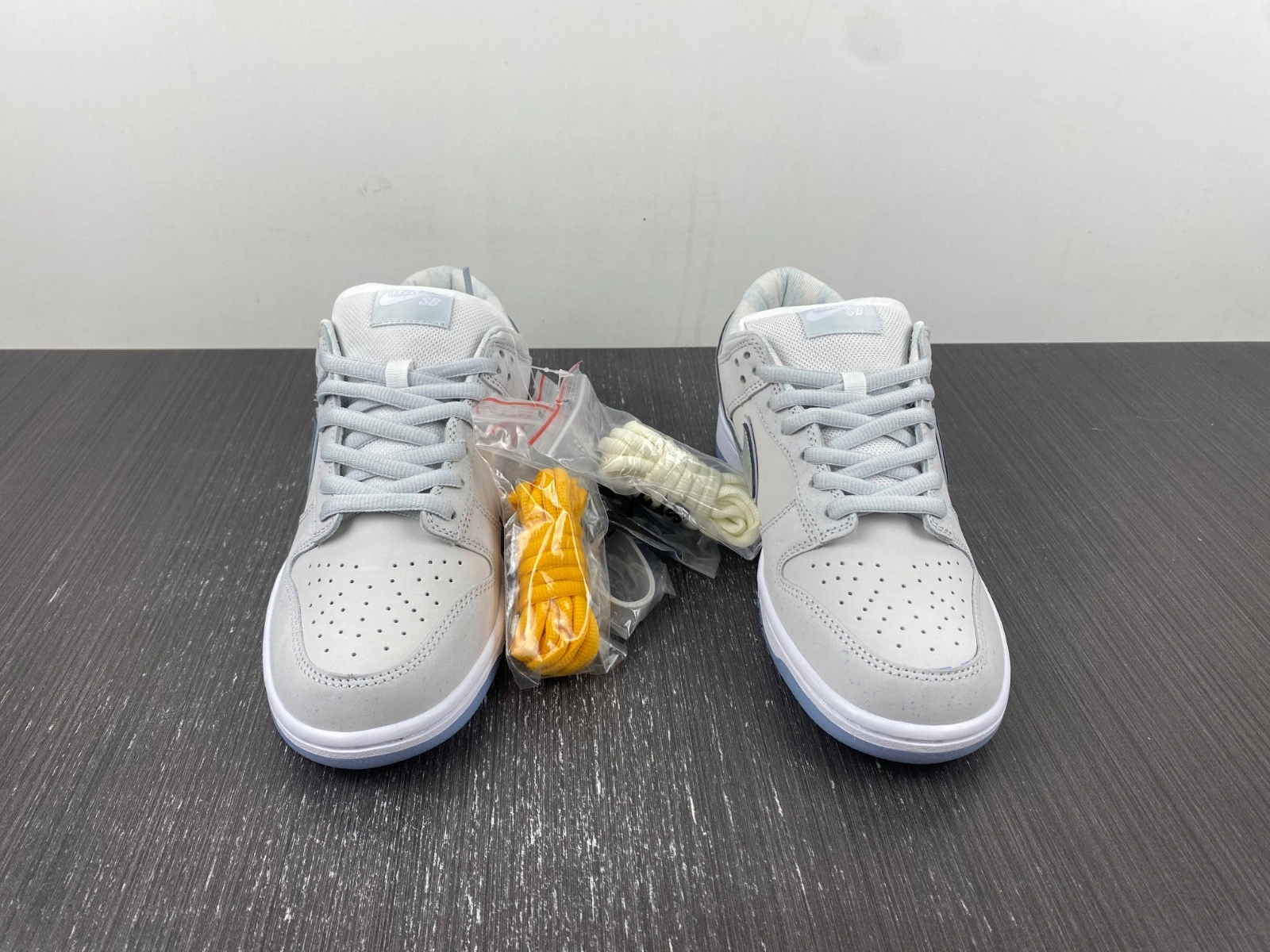 Nike SB Dunk Low White Lobster (Friends and Family)  FD8776-100