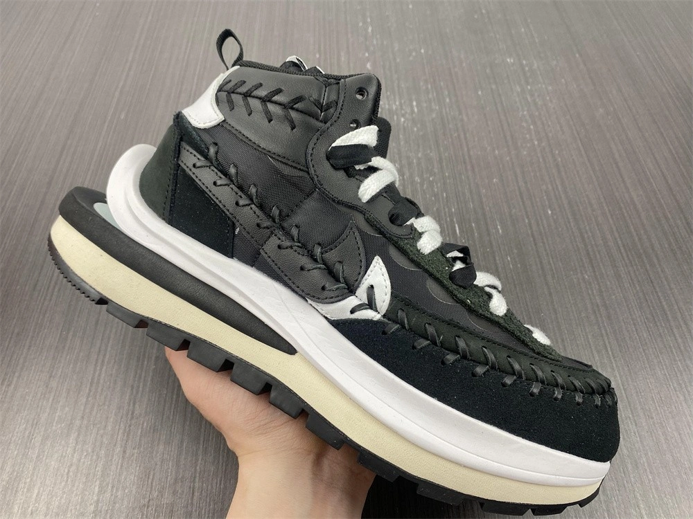 Nike Vaporwaffle sacai Jean Paul Gaultier Black White   DH9186-001