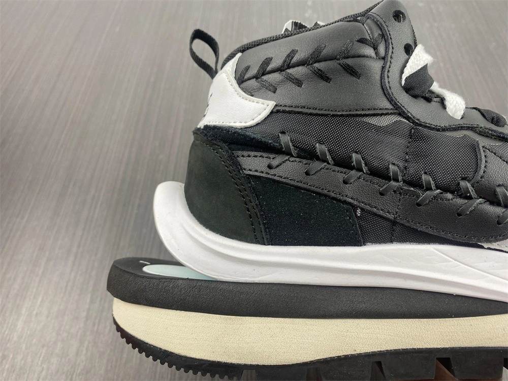 Nike Vaporwaffle sacai Jean Paul Gaultier Black White   DH9186-001