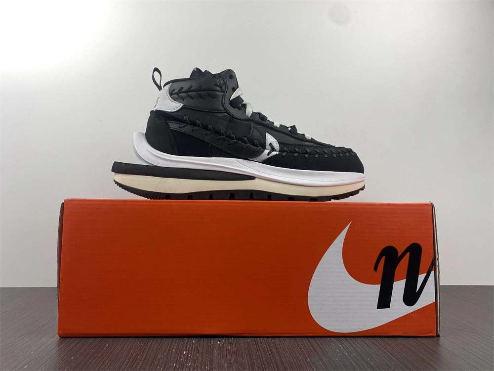 Nike Vaporwaffle sacai Jean Paul Gaultier Black White   DH9186-001