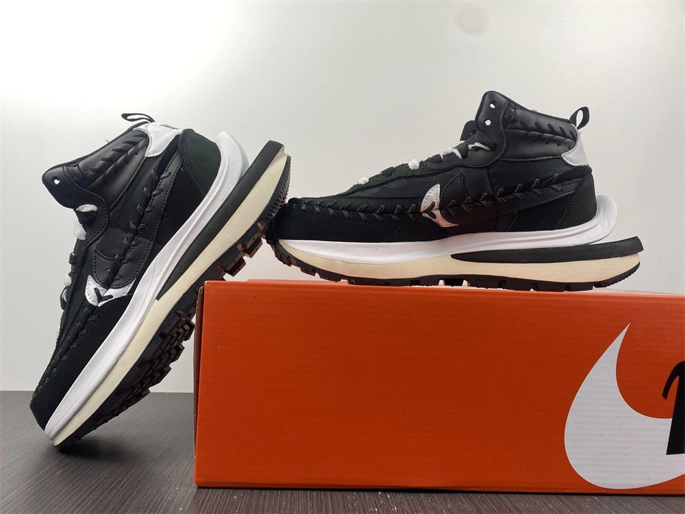 Nike Vaporwaffle sacai Jean Paul Gaultier Black White   DH9186-001