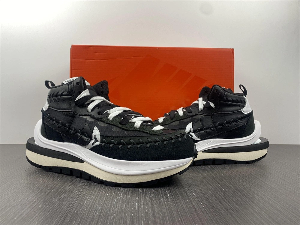 Nike Vaporwaffle sacai Jean Paul Gaultier Black White   DH9186-001