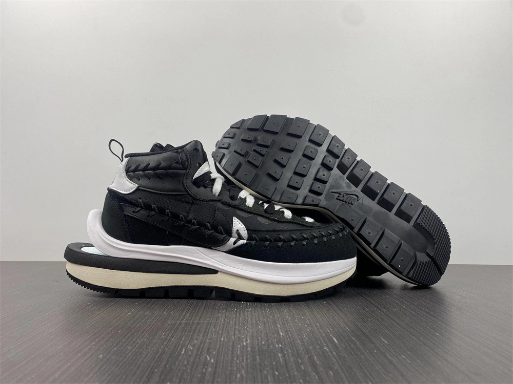 Nike Vaporwaffle sacai Jean Paul Gaultier Black White   DH9186-001