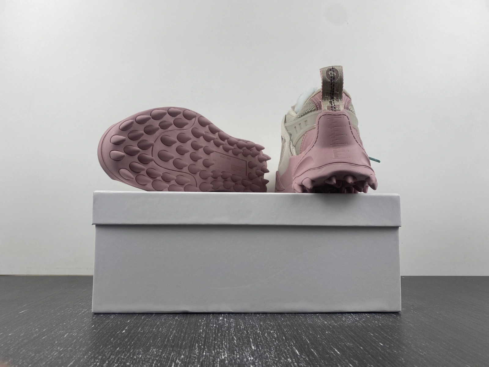 OWT 19FW ODSY-1000 SNEAKERS
