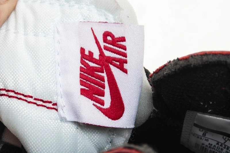 OWT NIKE Air Jordan 1 retro chicago  AA3834-101