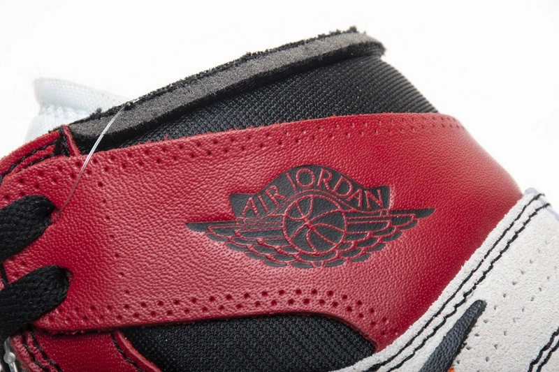 OWT NIKE Air Jordan 1 retro chicago  AA3834-101