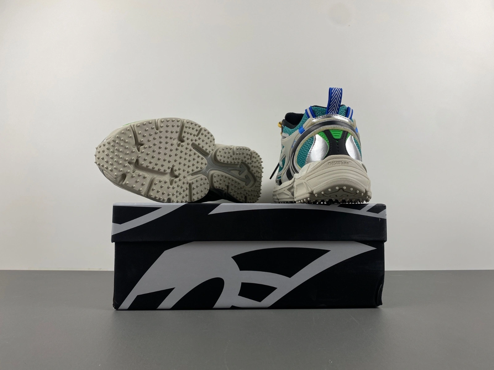 OWT Ow Be Right Back Sneakers