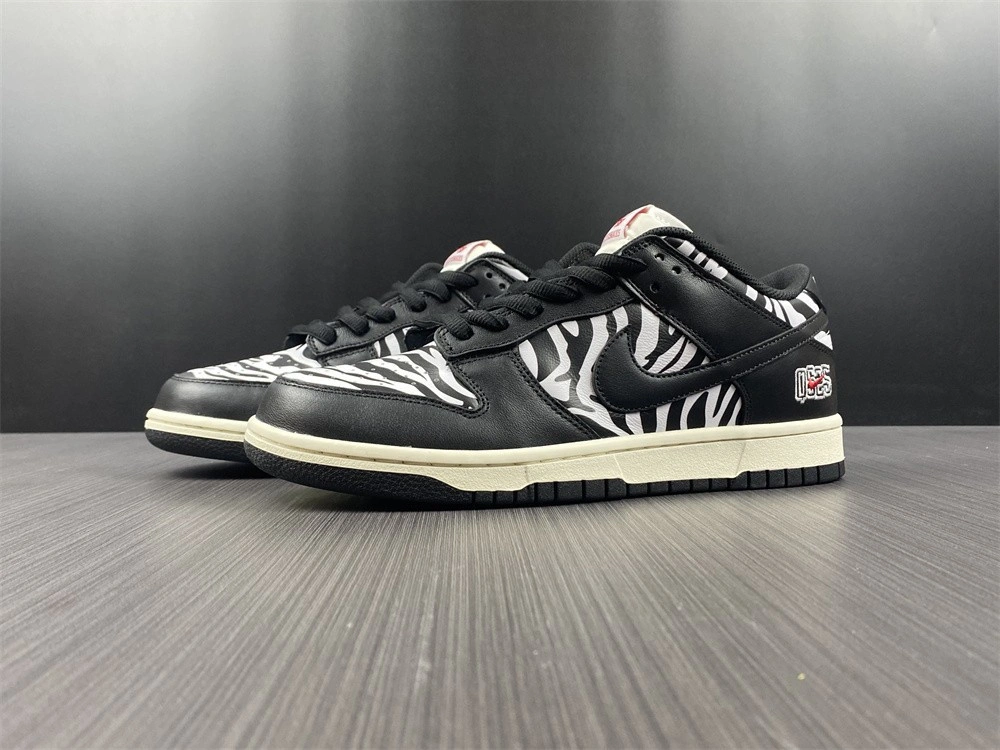 Quartersnacks x NK SB Dunk " Zebra"  DM3510-001